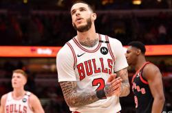 克利夫兰骑士球迷对朗佐·鲍尔交易的惊人反应