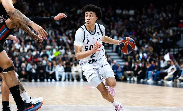 篮网8号秀零助攻，篮网后卫球员表现不尽如人意