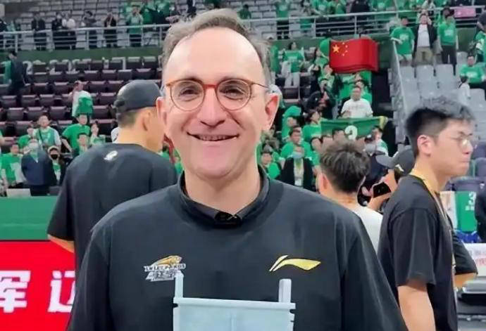 乌戈宣布加盟NBA球队，签约克利夫兰骑士，杨鸣感慕